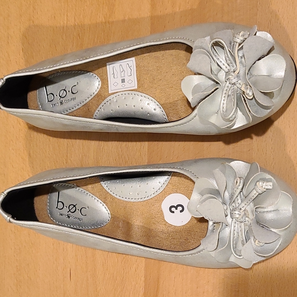 GNew - girls silver ballets style shoes, size 3